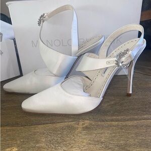 White Manolo Blahnik Hafela 105-Crystal-embellished Satin Slingback